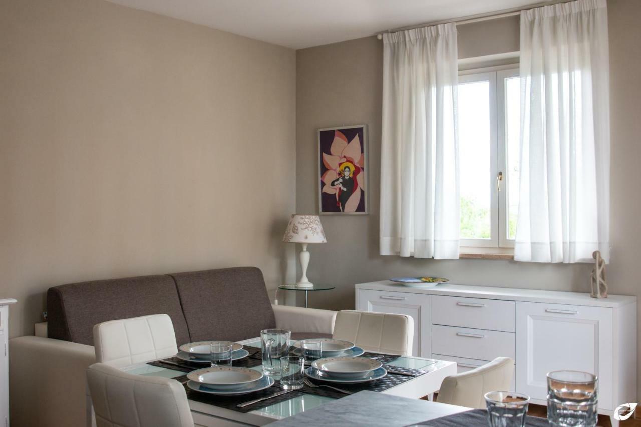 2-Bedroom Apt, With Balcony & Aircondition - 50 M From The Beach Marina di Pietrasanta Exterior photo